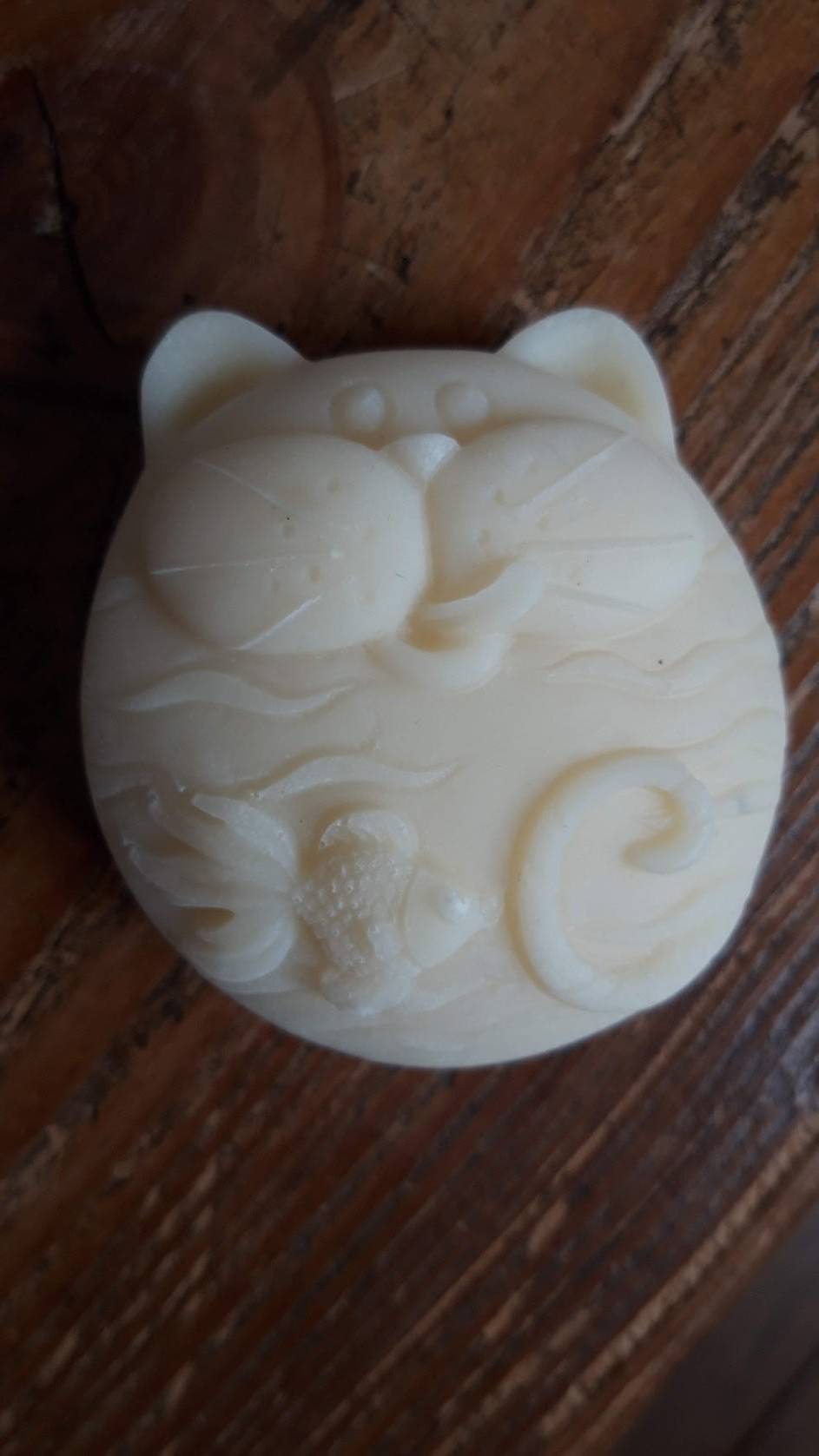 la valise à savons - savonnerie artisanale saponification à froid - savon fantaisie en forme de chat - savon rond - savon nourrissant au beurre de karité parfum fleur de coton 