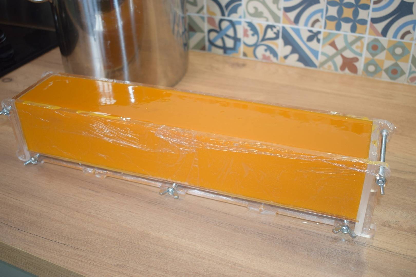 la valise à savons - savonnerie artisanale saponification à froid pain de savon au miel et à la carotte - barre de savon artisanal